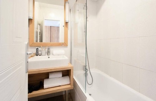 Antibes City Centre Apartment | Résidence Pierre & Vacances Premium Port-Prestige **** - Apartment for 4 people - 1 bedroom - Whirlpool bath - Spacious terrace - Air-conditioned - Harbour view