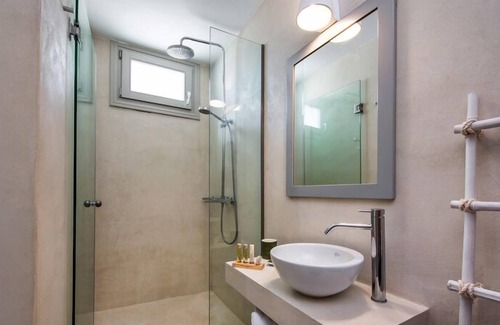 Kamari Villa | R 3297 Villa Harvey With Alarm Clock ,Air Conditioning & Beach Towels.