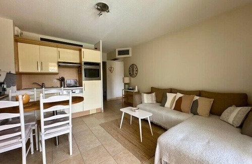 La Napoule Apartment | Renovated apartment with balcony