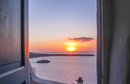 Oia House | SantoriniParadise: HELIOS villa, amazing sunset views, perfect dream vacation!