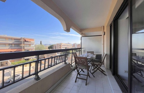 Frejus Plage Apartment | Seafront Studio Cabin, Sleeps 4, Terrace, 3rd Flr, 200m to Port Fréjus, Cleaning Included
