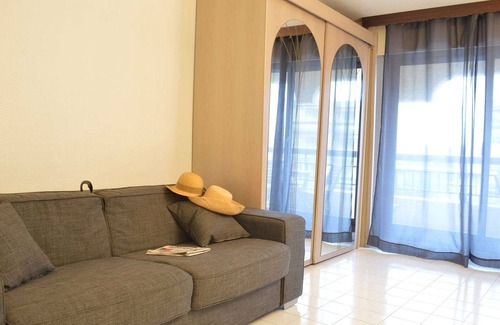 Frejus Plage Apartment | Seafront Studio Cabin, Sleeps 4, Terrace, 3rd Flr, 200m to Port Fréjus, Cleaning Included