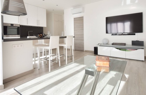 California - Pezou Apartment | ✻SERRENDY ✻ Designer's apartment, 15-minute walk to the Palais & beaches!