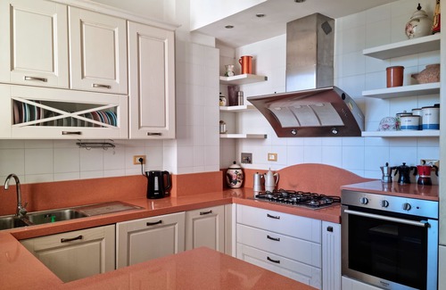 Pisa City Centre Apartment | Spacious 4-bedroom apartment with WiFi, AC in beautiful Pisa