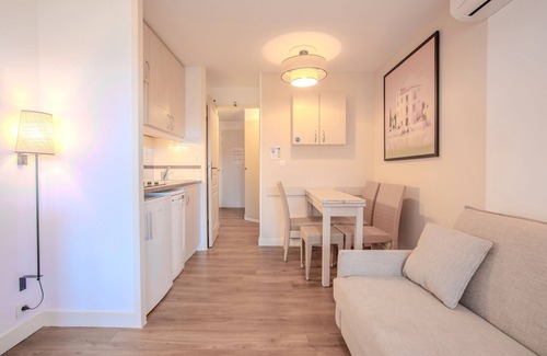 Cap Esterel Apartment | Studio Apartment 'Cap Esterel' with Mountain View, Shared Pool and Air Conditioning
