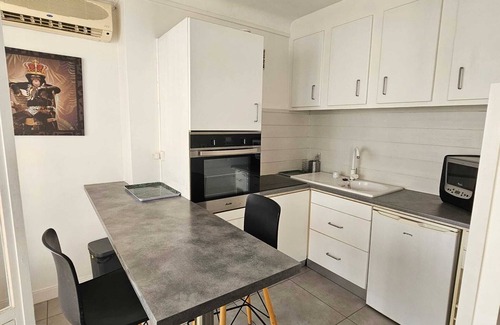 Prado - Republique Apartment | Studio Cannes, Dernier Étage, Grande Terrasse et Aperçu mer