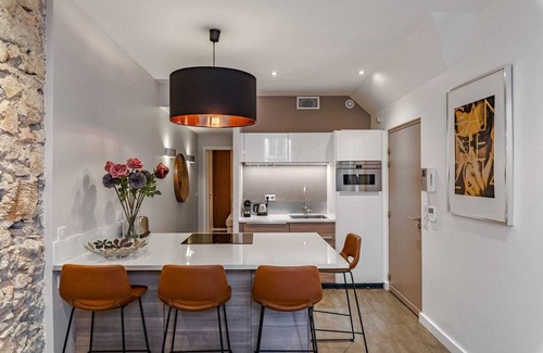 Cannes City Centre Apartment | STUNNING APART ❤️ BEACHES, SHOPS & PALAIS at YOUR DOORSTEPS! By TOTOLULUCANNES