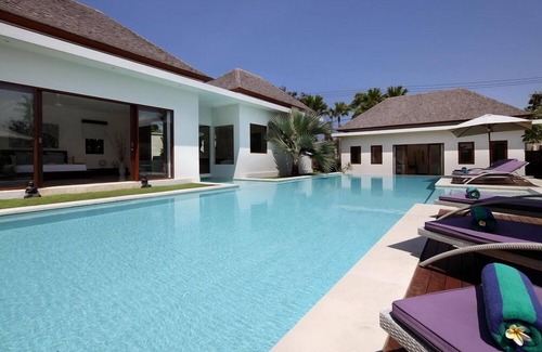 Batu Bolong Villa | Stunning Rice Field View 5BR Villa, Canggu! 4Min Drive To Berawa Beach! W/Pool!