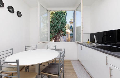 Prado - Republique Apartment | Super Cannes rental 3 * 2 to 4 pers 15 minutes walk from Center Clim Parking