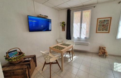 Le Suquet Apartment | Suquet 22 – 2 Pièces, Cannes Cœur Historique, Calme, Plage à 300m, Parking