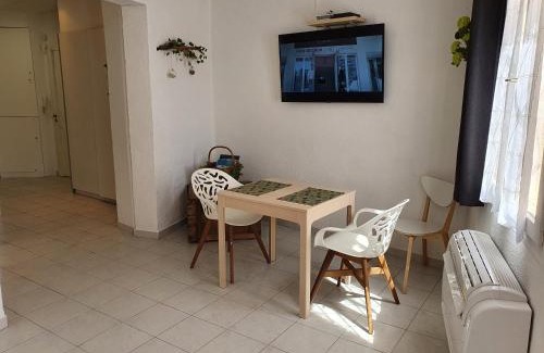 Le Suquet Apartment | Suquet 22 – 2 Pièces, Cannes Cœur Historique, Calme, Plage à 300m, Parking