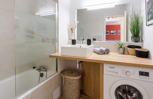 Quartier du Port Apartment | T2 Papon: Parking- air-conditioned - terrace & wifi