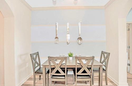 West Kissimmee House | Upscale 3BR Near Disney - Pool and Hot Tub!