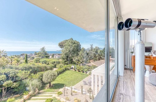 La Croix des Gardes Villa | Villa Chelsea Summary
