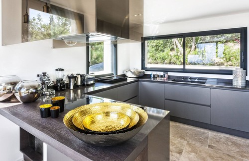 La Croix-Valmer Villa | Villa Colibri is a magnificent designed contemporary residence