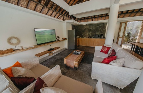 Melayang Villa | Villa Santana ★ Deluxe Villa with huge living area and fast wifi