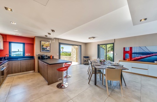 Sainte-Maxime City Centre Villa | VILLA very CENTRAL. with PANORAMIC SEA VIEWS ! Heated Pool, Parking.