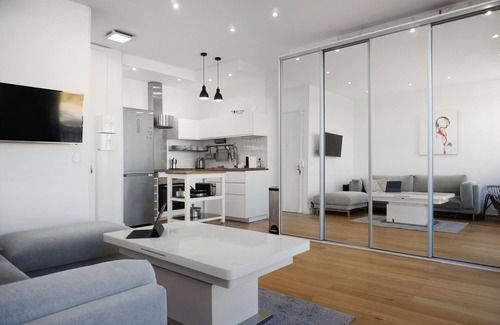 Quartier du Port Apartment | Waterfront panoramic sea view with balcony, AC