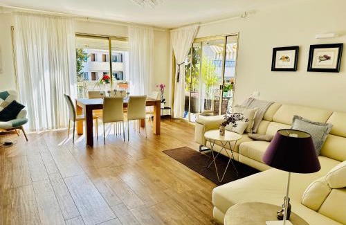 La Croix des Gardes Apartment | Your own luxury floor - Pool, Parking, AC - Palais 5'