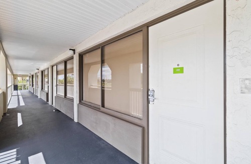 Campbell Condo | 1/1 Condo-Hotel with double bed and community pool miles from Disney!