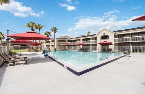 Campbell Condo | 1/1 Condo-Hotel with double bed and community pool miles from Disney!