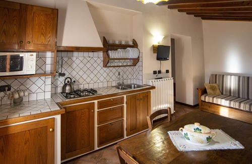 Pieve Fosciana Cottage | 1 Bedroom Farm Apartment with Infinity Pool, Walk to Restaurant