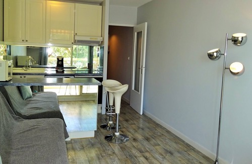 Cannes La Bocca Apartment | 1-minute walk to the beach, superb sea view, private parking, terrace.