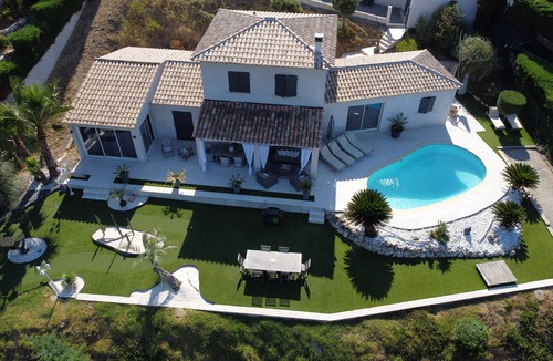 La Nartelle Villa | 12 km from Saint Tropez, villa with swimming pool, mini golf course and boules pitch