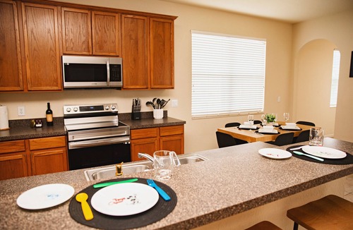 Trafalgar Village House | 13 MILES to DISNEY! POOL VILLA -4BR-3BA-BBQ-KING SUITE