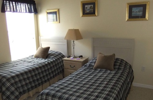 Eagle Pointe South Villa | 15 mins to Disney,4 Bed / 2 bath villa, sleeps 8, with pool & no rear neighbours