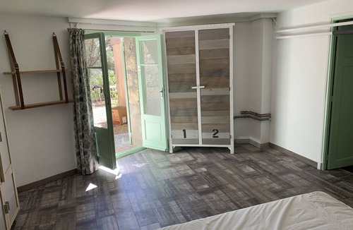 Cap-d'Antibes Bed & Breakfast | 18 m² self-contained room in a pine-filled villa