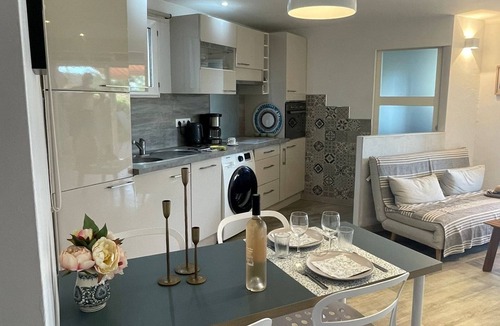 Cannes La Bocca Apartment | 2 bedroom appartment with seaview, pool and spacious private terrace