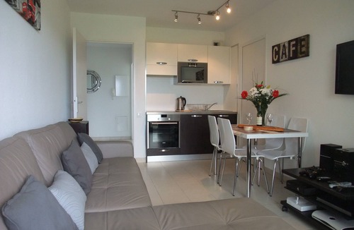 Antibes Apartment | 2 bedroom, Overlooking Parc Exflora + Sea views. Pool+Beach 200m + Parking + A/C