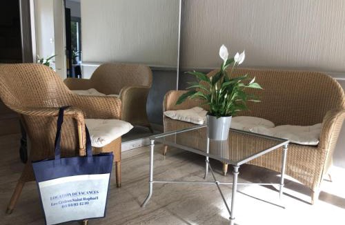 Saint-Raphael Apartment | 2 Pièces avec Balcon et Terrasse - Plage à 50m - Clim, WiFi, Parking - FR-1-466A-17