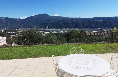Gattieres Apartment | 2 rooms, garden level in Provencal villa