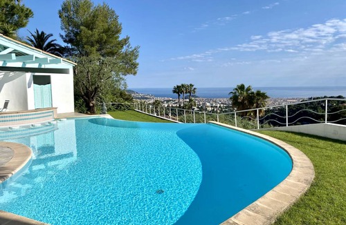 Nice Villa | 220 m² Villa ∙ 4 bedrooms ∙ 8 guests