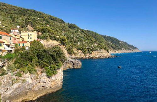 San Terenzo Monti House | 250 m² House ∙ 4 bedrooms ∙ 9 guests