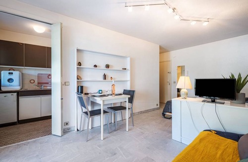 Riou - Petit Juas - Av de Grasse House | 27 m² House ∙ 1 bedroom ∙ 2 guests