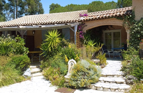 Les Restanques Apartment | 3* apartment for 2 people in a provencal villa with natural pool & free bicycles