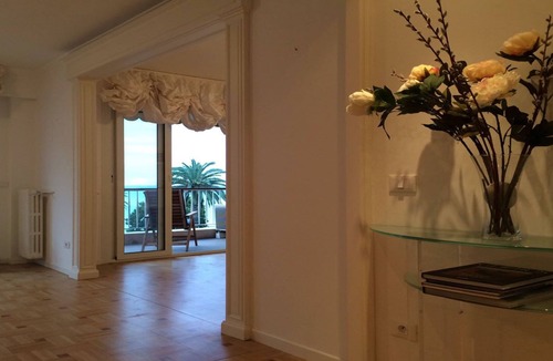 Old Town Condo | 3 Bedroom Flat, Beach/Water View in Downtown Menton Next to Casino 969 sqft