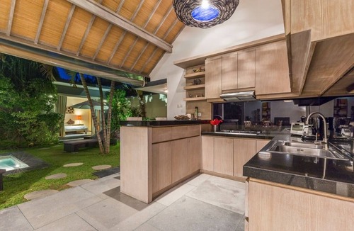Sunset Road Villa | 3 BR Villa Paradise 10' from Beach