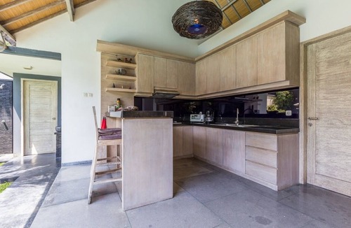 Sunset Road Villa | 3 BR Villa Paradise 10' from Beach