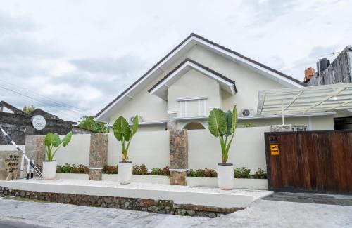 Condongcatur Villa | 3 Kamar Villa dekat Pakuwon Mall Jogja 9 Tamu, Siji Gempol