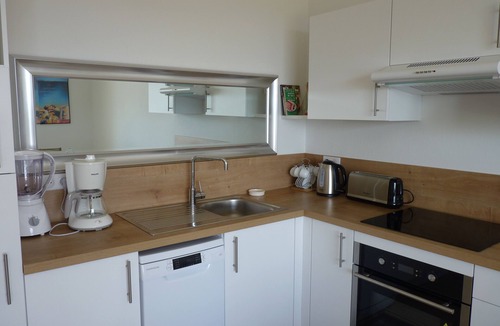 Menton Apartment | 3-room apartment with balcony, sea view, beach 200 m'away. Bright, wifi.