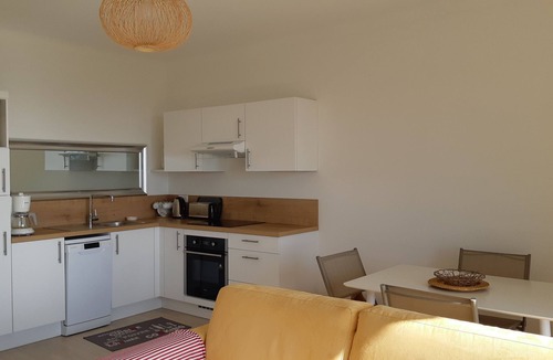 Menton Apartment | 3-room apartment with balcony, sea view, beach 200 m'away. Bright, wifi.