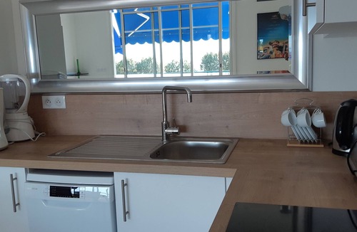 Menton Apartment | 3-room apartment with balcony, sea view, beach 200 m'away. Bright, wifi.