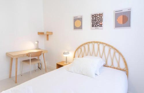 La Madeleine Apartment | #35 Suite Carlone 5min from the beach AC & Terrace