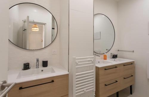 La Madeleine Apartment | #35 Suite Carlone 5min from the beach AC & Terrace