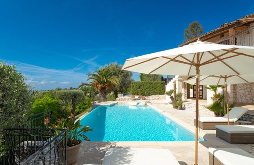 Tourrettes-sur-Loup Villa | 350 m² Villa ∙ 5 bedrooms ∙ 10 guests