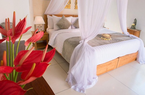 Berawa Villa | 3BR Villa Near Finns Beach Club - Open-Plan Living Room! , W/Swimming Pool!